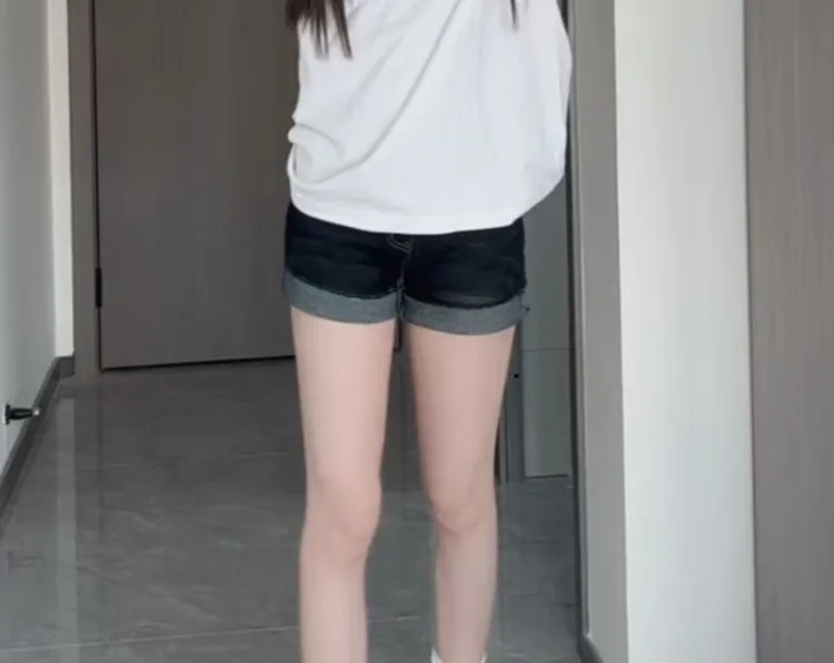 深蓝设计感卷边牛仔短裤女2025夏季高腰弹力大码紧身包臀a字热裤 
