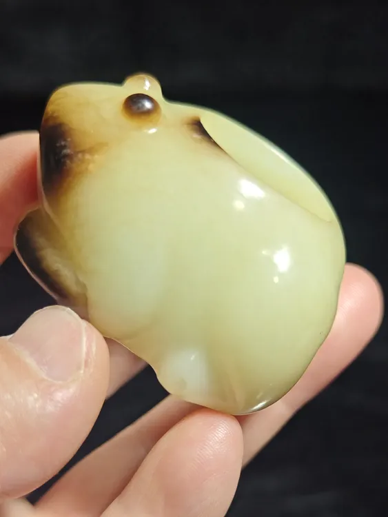 和田玉呱呱来财手把件