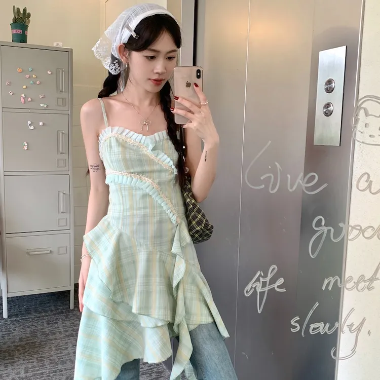 小众独特连衣裙夏季2025新款不规则连衣裙绿色格子清新减龄裙子女