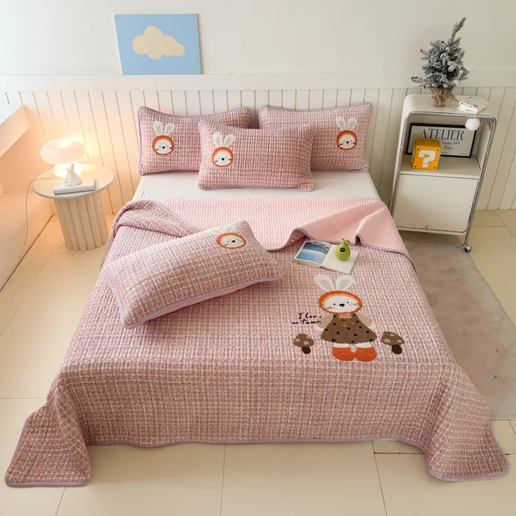 牛奶绒床盖冬季保暖加厚夹棉床盖毛巾绣卡通款防滑床盖三件套