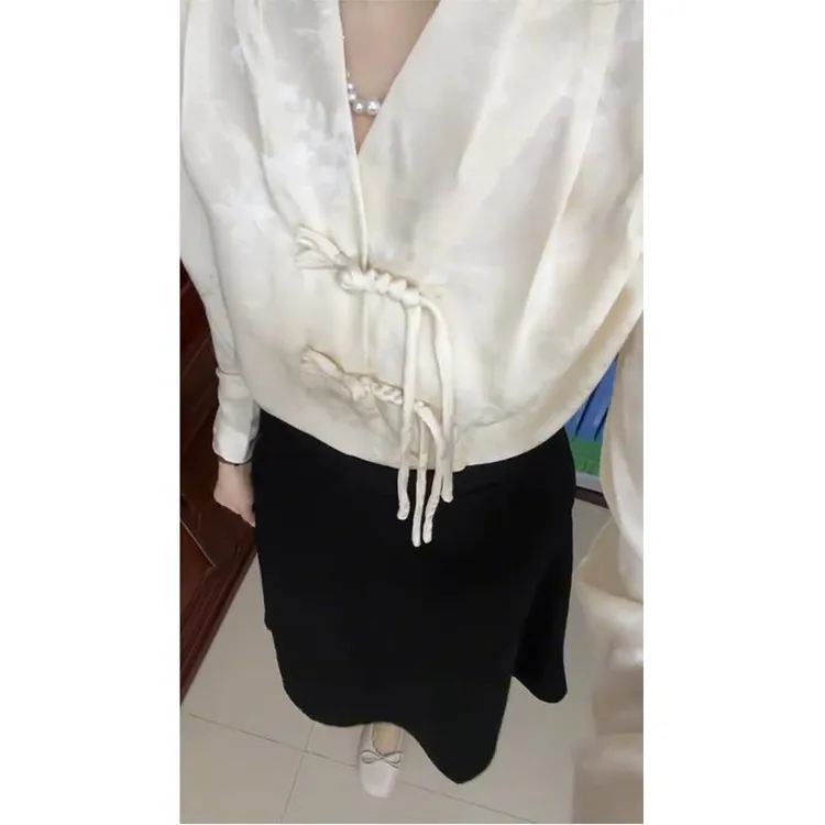 新中式国风盘扣V领长袖衬衫女2025年新款缎面衬衣设计感小众上衣