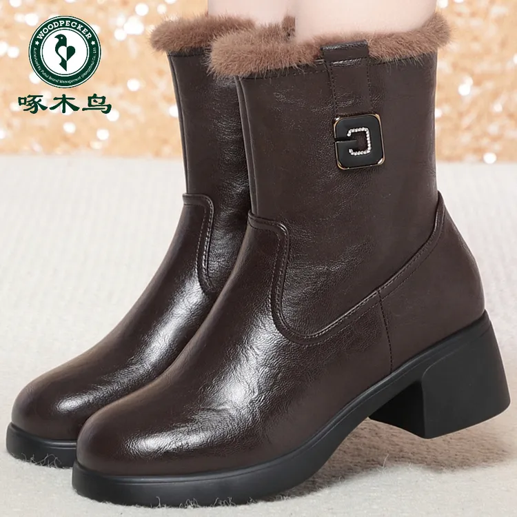 啄木鸟冬季舒适女士短筒皮靴时尚色系中跟防滑妈妈鞋保暖加绒女鞋