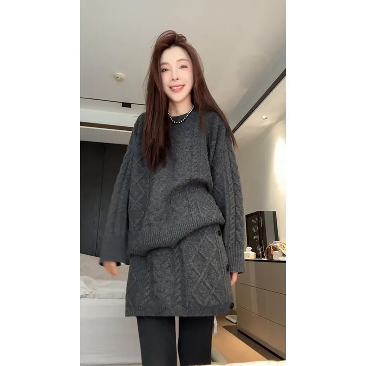 秋冬流行穿搭一整套女2025新款圆领宽松休闲针织衫百搭短裙两件套