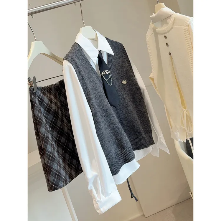 V领毛衣背心女秋冬季2025款日系学院风衬衫叠穿马甲坎肩时尚套装