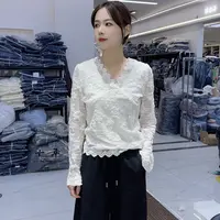 网红蕾丝衫上衣拼接设计师打底衫长袖轻熟风V领花朵内搭T恤衫