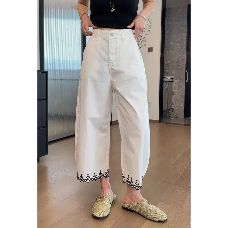 玖了个玖 2025夏 极简百搭弧形花纹刺绣裤脚宽松休闲裤 2505C2832