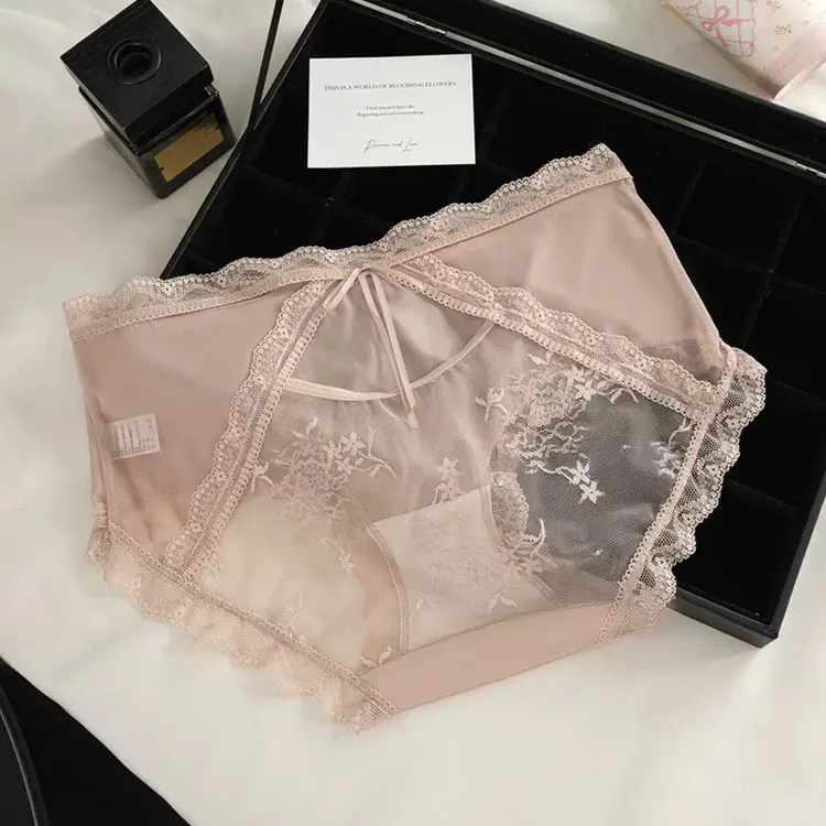 女士缎面蕾丝内裤