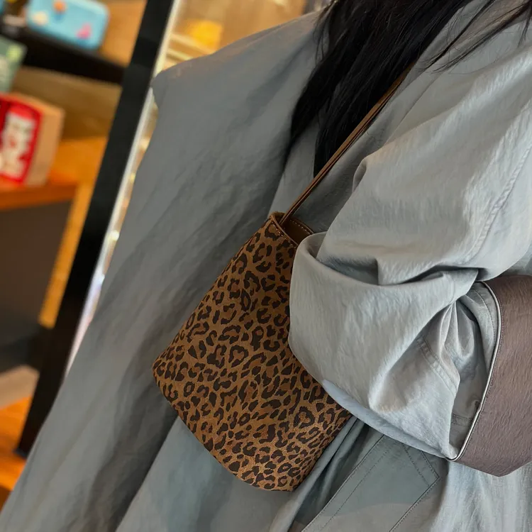 水桶包包女2025新款小众真皮女包高级感豹纹单肩包磨砂皮斜挎小包