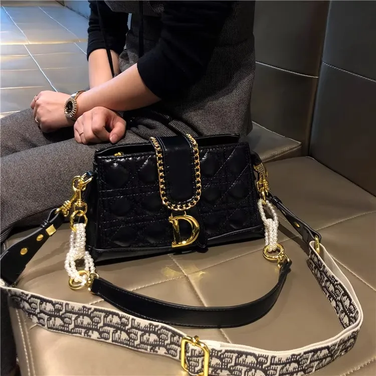 香港正品女包包2025新款高级质感菱格小方包休闲百搭单肩斜挎包潮