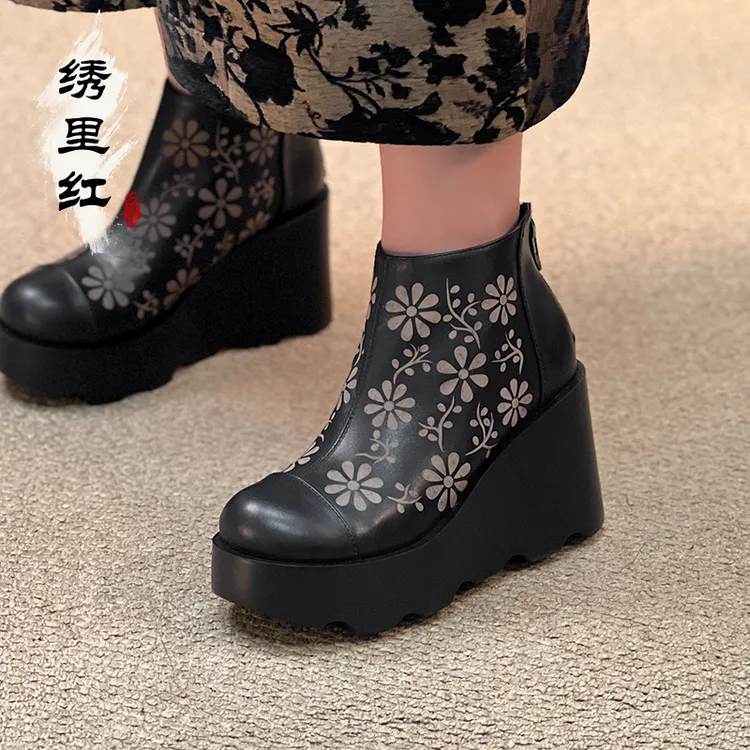 绣里红【百媚】2025秋冬新款激光雕刻花工艺新中式花纹真皮坡跟短