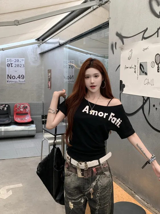 美式辣妹斜肩短袖t恤女夏2025新款字母印花灰色宽松显瘦露肩上衣