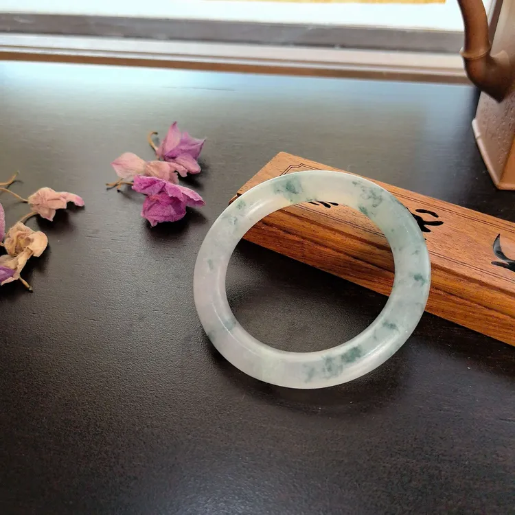 翡翠手镯 圆条圈口伍伍飘绿种老