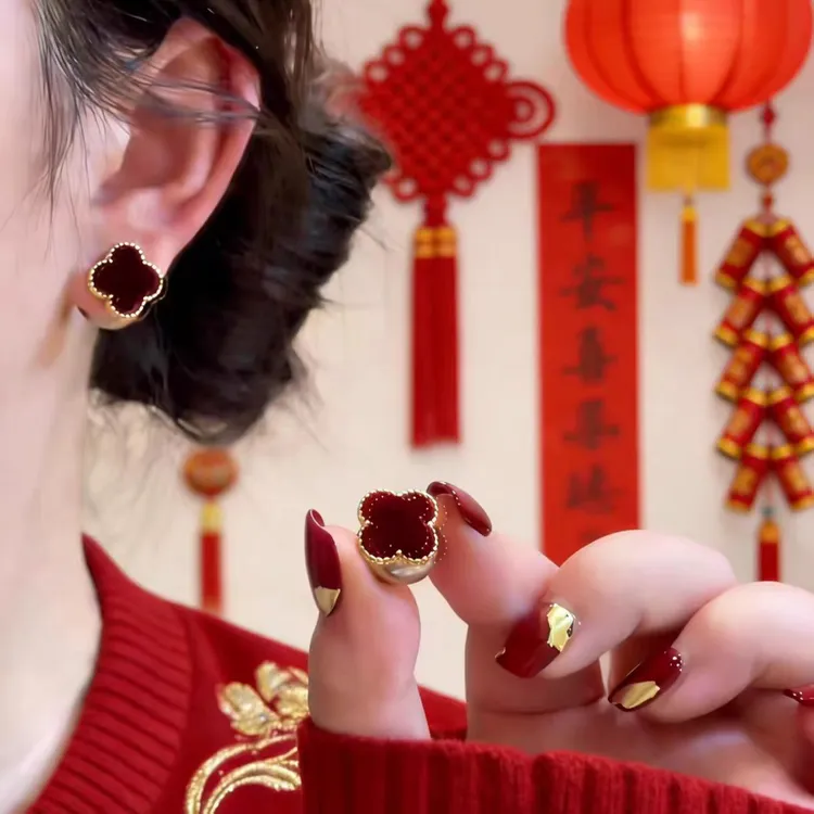 轻奢高级感红色植绒四叶花耳钉女复古气质大气百搭过年喜庆耳饰