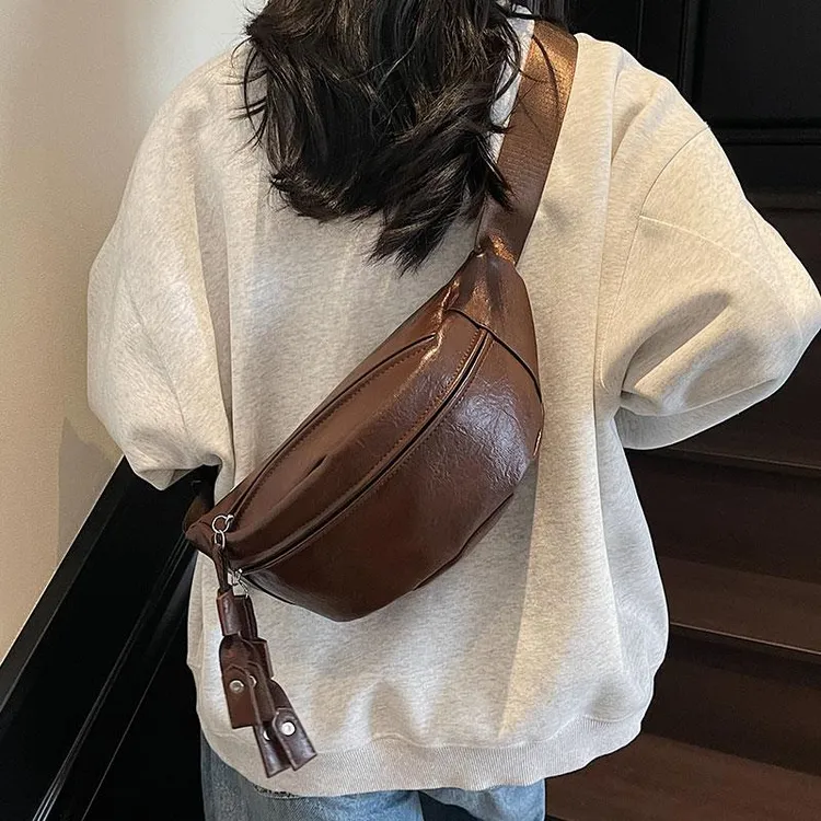 日系覆古皮胸包腰包男女新款百搭韩系潮款大容量运动休闲斜揹包