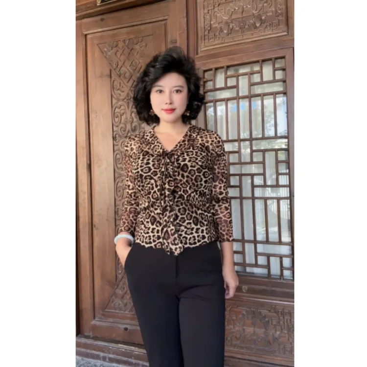 【乔奶奶专属】V领荷叶边印花小衫T恤女2025年秋季新款豹纹洋气上衣