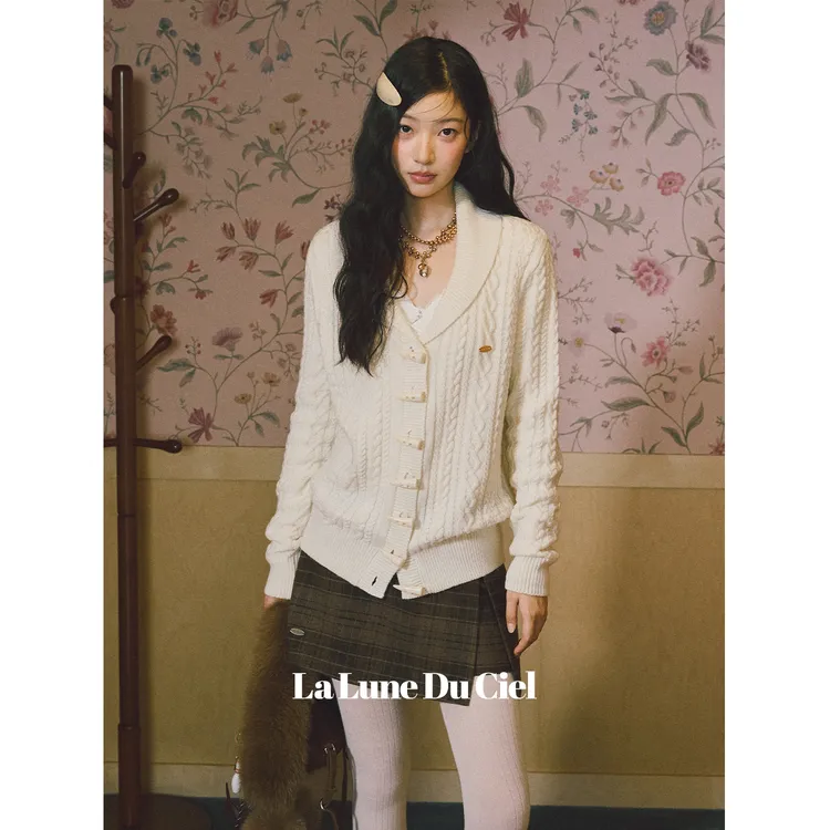【LaluneDuCiel】LLDC  学院风复古牛角扣绞花毛衣女