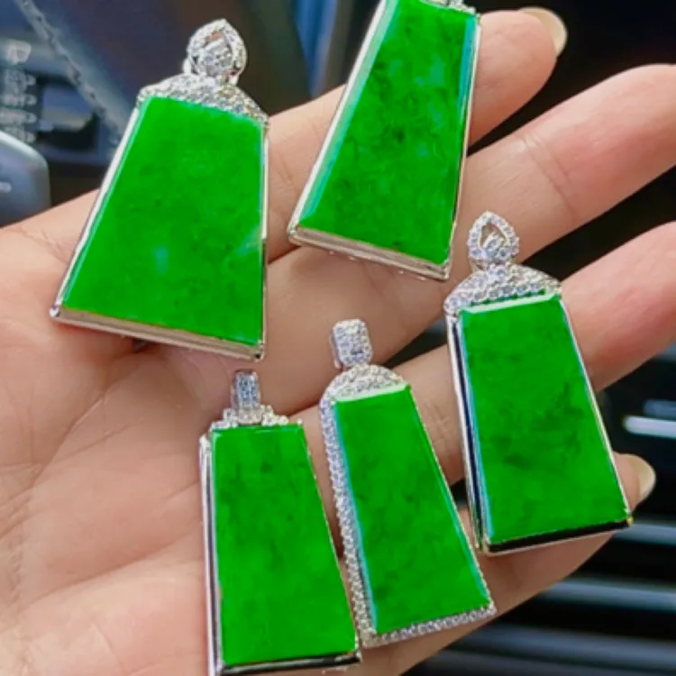 翡翠无事牌吊坠冰种满绿缅甸老坑A货玉石帝王绿项链时尚