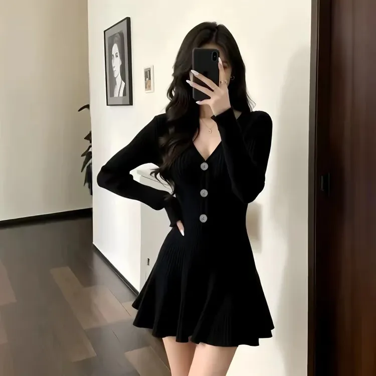 INS CEC法式黑色V领针织连衣裙女秋冬收腰显瘦纽扣装饰御姐风短裙