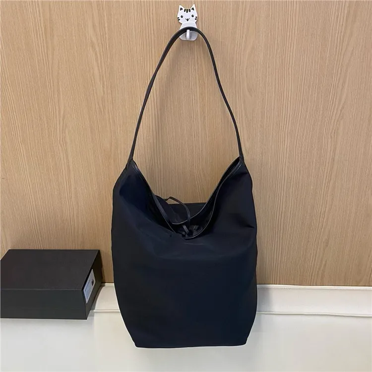 【万达撤柜】高端轻奢小众通勤尼龙布水桶包女包大容量托特包妈适用