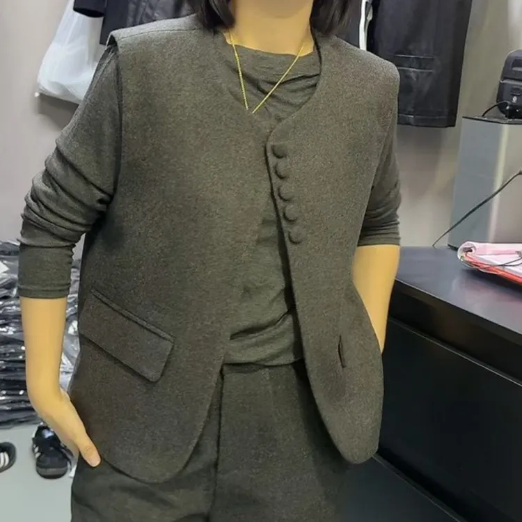 8828圆领包扣小香风毛呢马甲