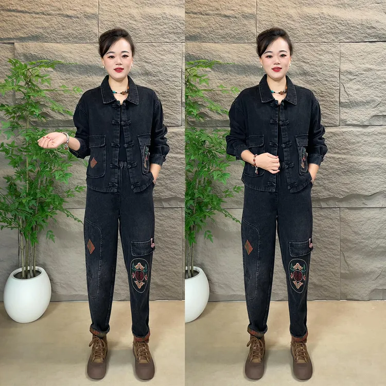 2025秋季新款时尚复古盘扣刺绣牛仔套装妈妈装休闲减龄显瘦两件套