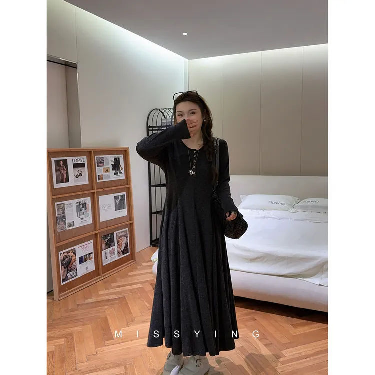 应小姐【空谷】微胖大码秋冬显瘦洋气时尚气质温柔正肩圆领连衣裙