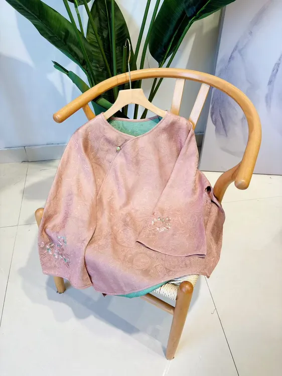 DY2941樱美嘉100桑蚕丝新中式早秋款刺绣圆领中袖衬衫女士上衣