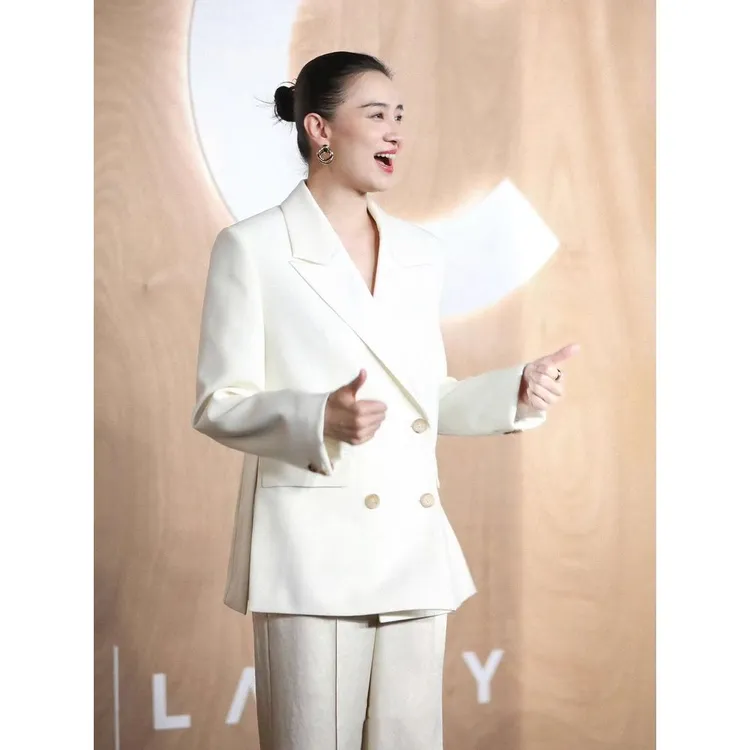 【时尚新品】宋佳明星同款白色宽松长袖西装外套女秋季双排扣西服白