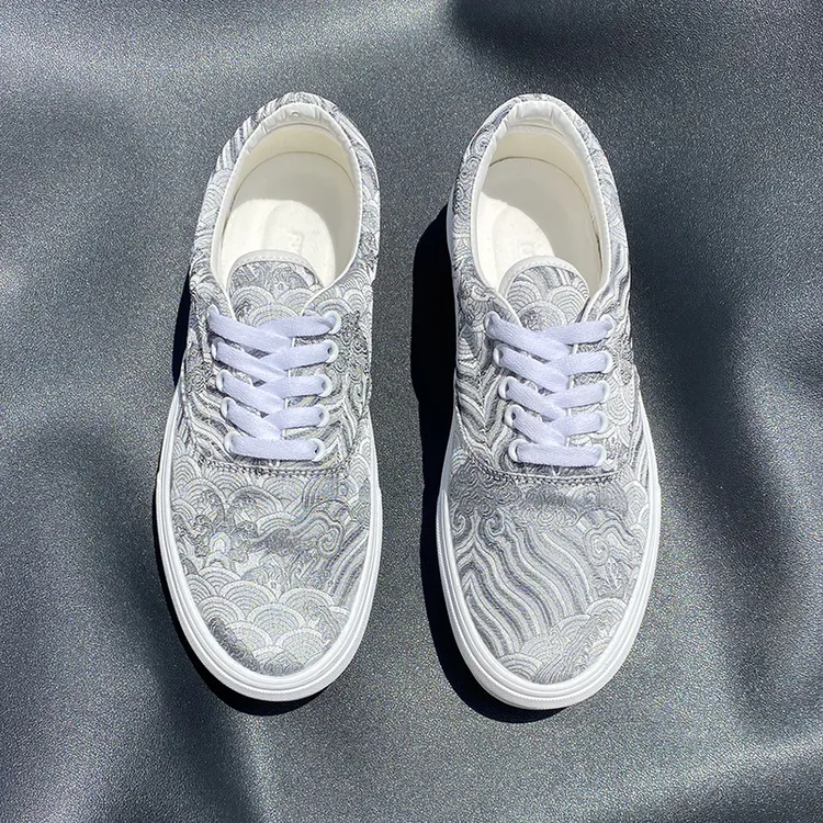 2025夏季新款鞋子板鞋情侣时尚大码男鞋休闲百搭绸缎银灰色帆布鞋
