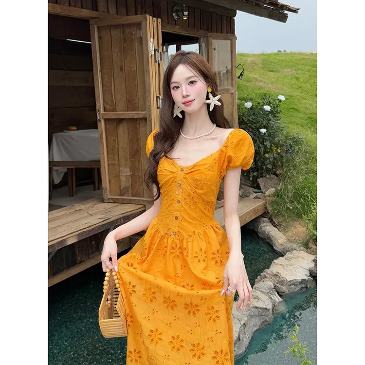 夏季新款法式优雅V领镂空刺绣短袖气质显瘦长裙连衣裙超仙女纯色