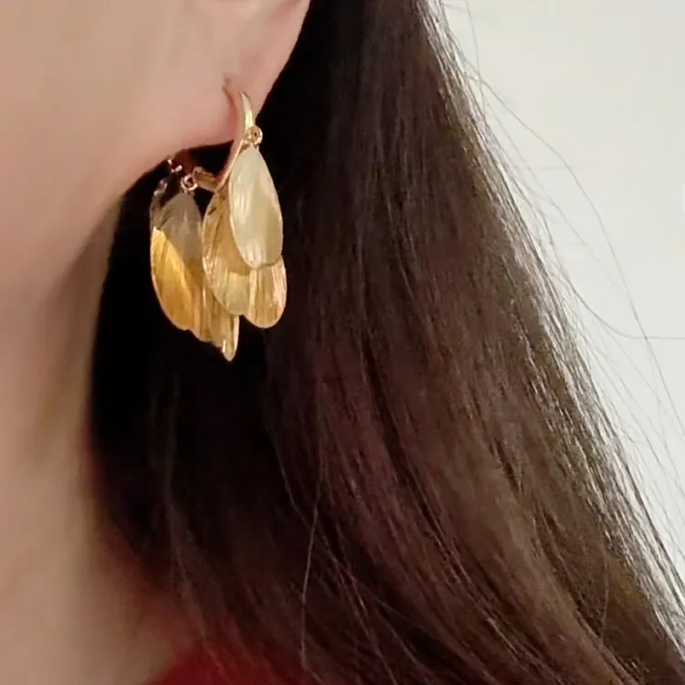 铜合金耳饰 鼎溢2025年轻奢仙镂空金属花瓣流苏耳扣时髦yh