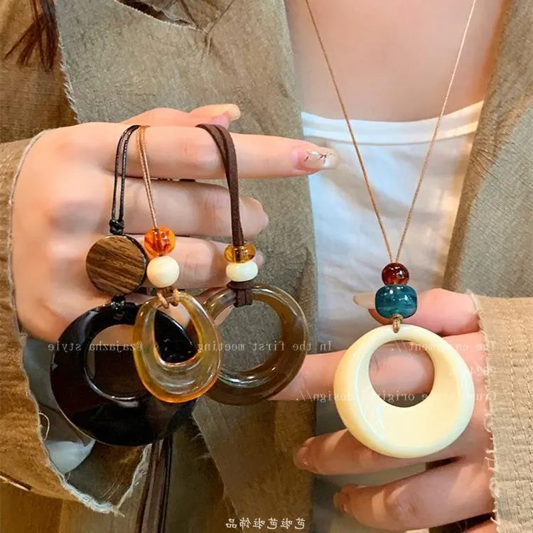 钛钢锆石项链 大号奶油色圈圈树脂项链女复古民族风长款设计颈链