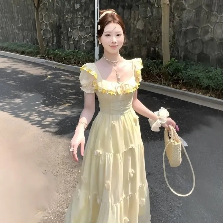 甜美风立体花朵方领短袖裙子女夏季新款法式气质纯欲小飞袖连衣裙