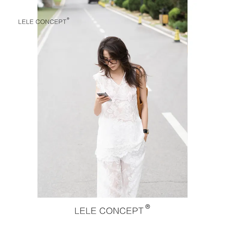 LELE CONCEPT丨高级感蕾丝V领扣花套装T0142