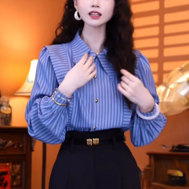 蓝色条纹衬衫女2025秋季新款时尚洋气减龄设计感宽松显瘦休闲上衣