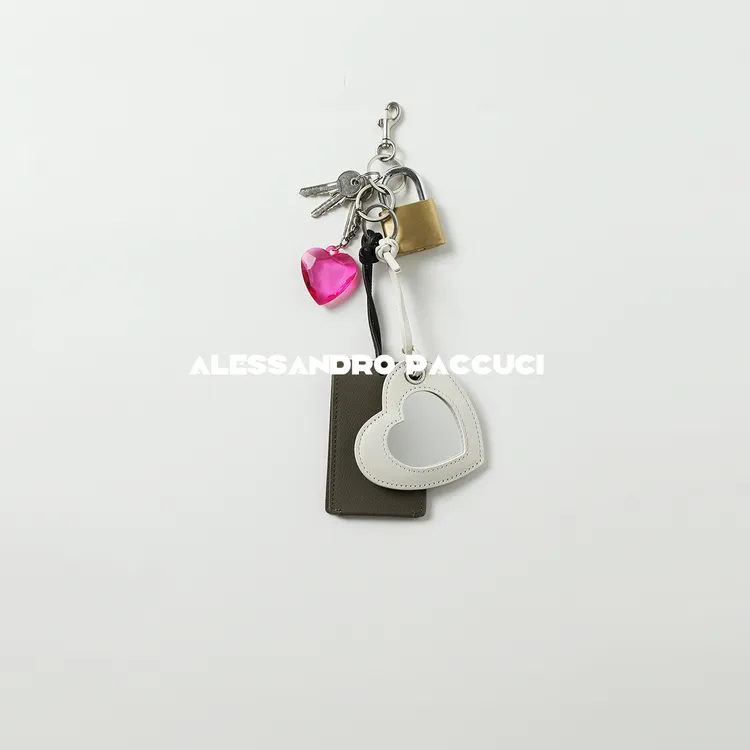 AP洛哥43126AQ【爱】牛皮爱心镜子粉紫色水晶百搭个性配饰包挂件