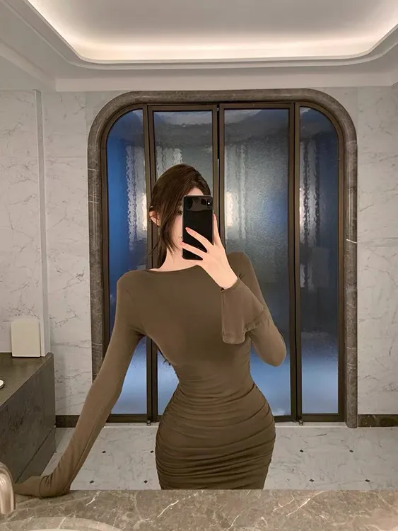 蒂安娜小姐 性感纯欲修身抽褶连衣裙女秋冬喇叭袖收腰显瘦包臀裙