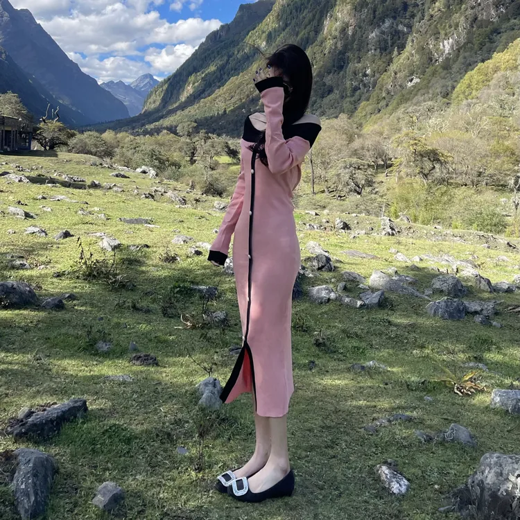 一字肩针织连衣裙粉色显白秋冬撞色修身连衣裙气质显瘦收腰秋季