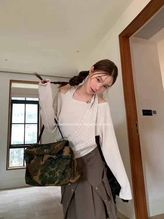 1NUMIND秋季新款小众设计感假两件波点拼接露肩挂脖上衣针织衫女