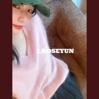 【Rose Yun】花边V领山羊绒拉毛针织上衣   JY095070