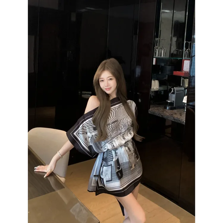 气质老钱风印花斜肩收腰蝙蝠袖衬衫女小众设计感缎面独特别致上衣