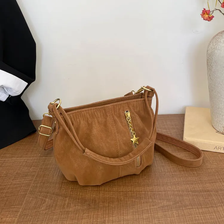 秋冬季复古棕色褶皱手提水桶包包女2025新款潮上班通勤单肩斜挎包