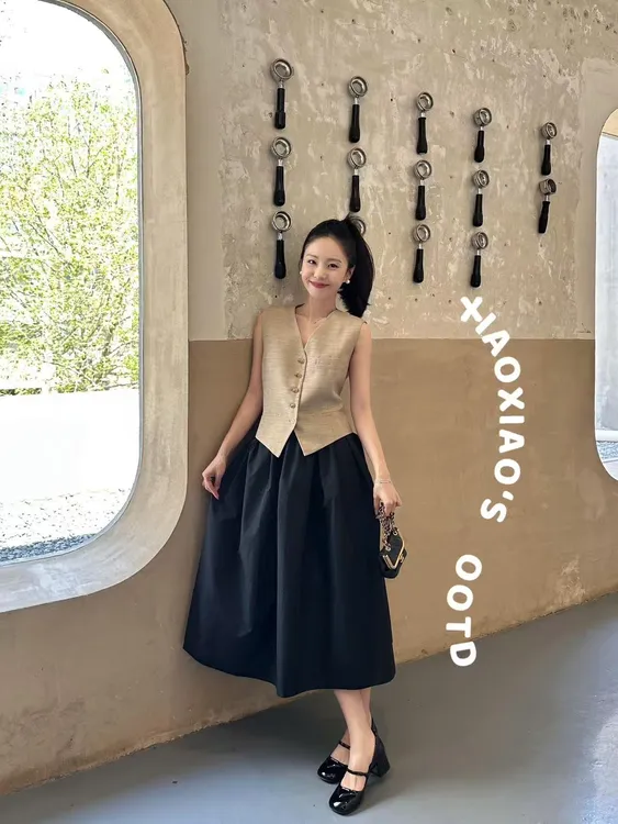 2025春夏新款法式气质老钱风无袖纽扣马甲背心黑色高腰半身裙套装