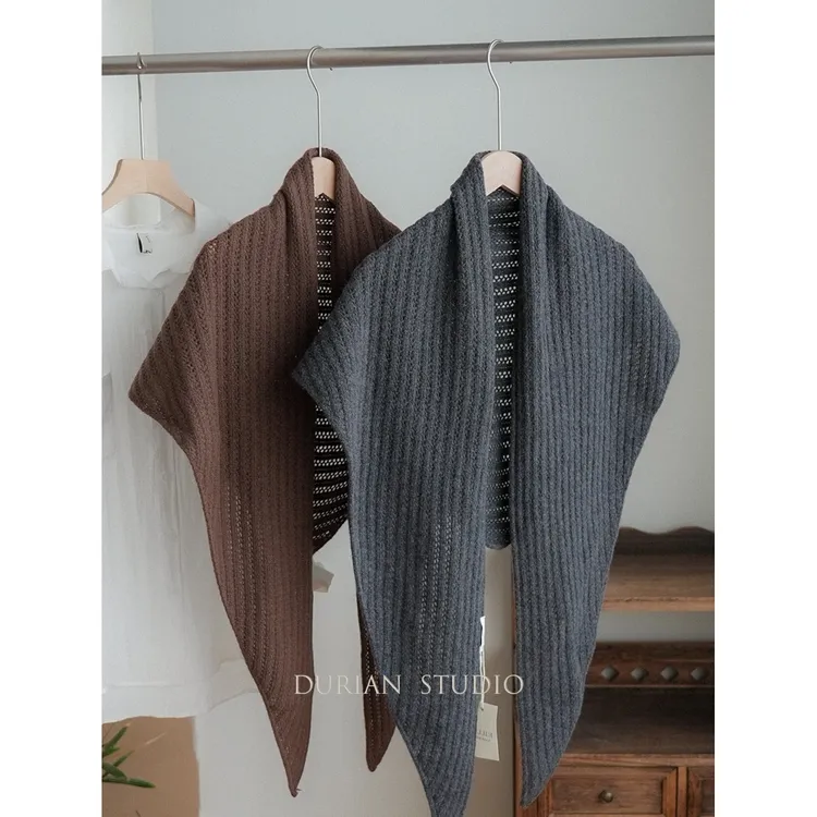 美拉德穿搭2025秋冬新款澳洲100%纯羊毛镂空三角披肩高级外搭围巾