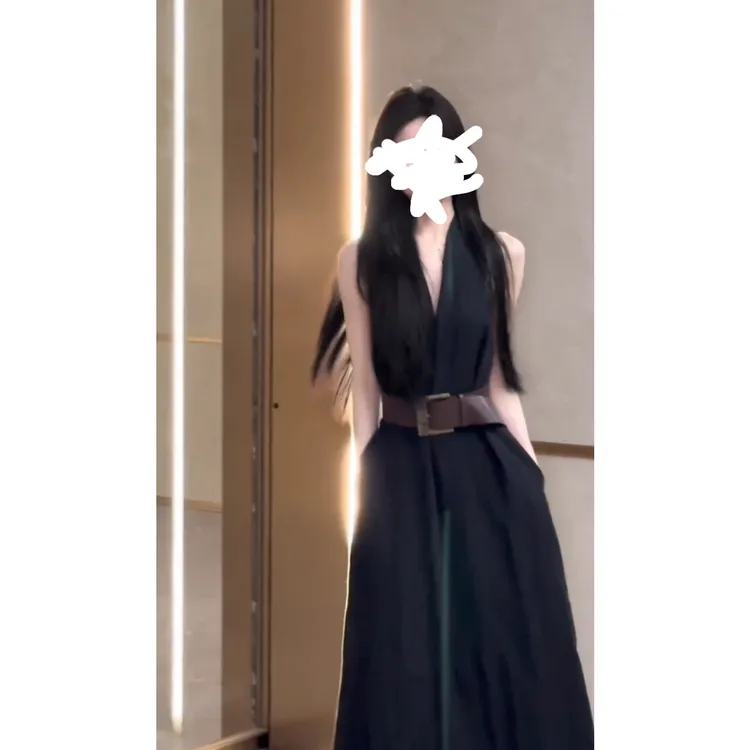 气质轻奢辣妹黑色V領挂脖连衣裙女夏季气 质收腰显瘦无袖A字长裙