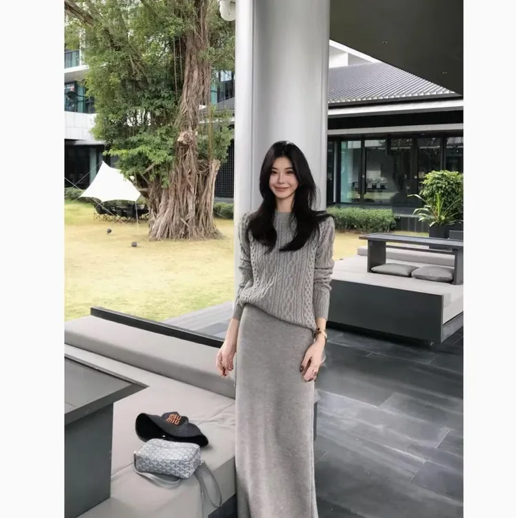 秋冬流行穿搭一整套女2025新款圆领宽松针织衫高腰半身裙两件套