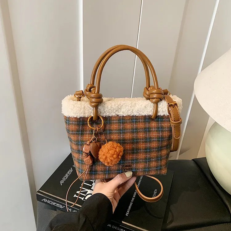 超火小众撞色手提毛毛水桶包包2025新款百搭女式斜挎包外出小拎包