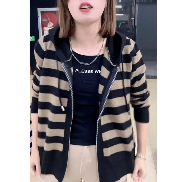 秋季网红新款简约条纹印花气质减龄开衫宽松休闲连帽针织妈妈外套