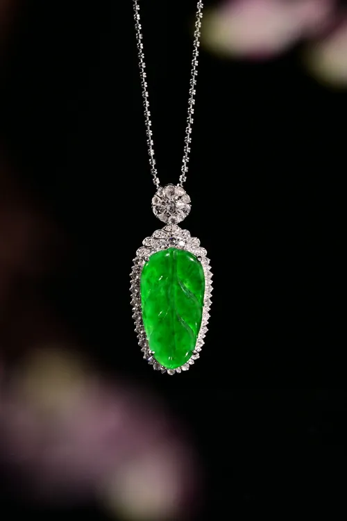 青橘珠宝  18K金钻镶嵌翡翠冰辣绿叶子吊坠颜色浓郁佩戴高贵吸睛