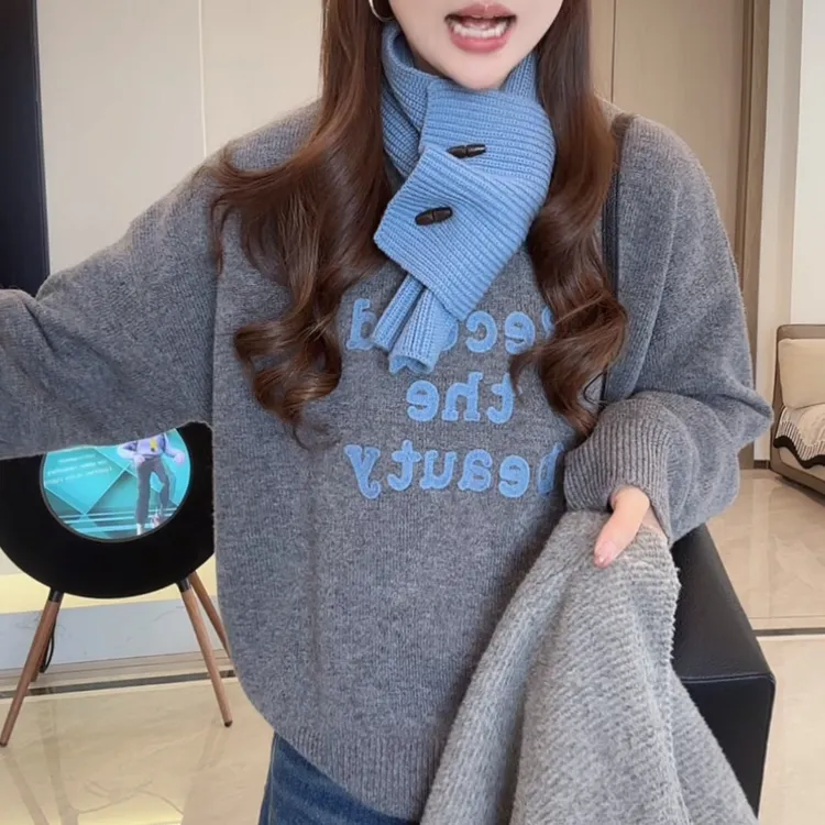 洋气松弛感圆领软糯字母刺绣毛衣女带围巾秋冬新款百搭宽松针织衫
